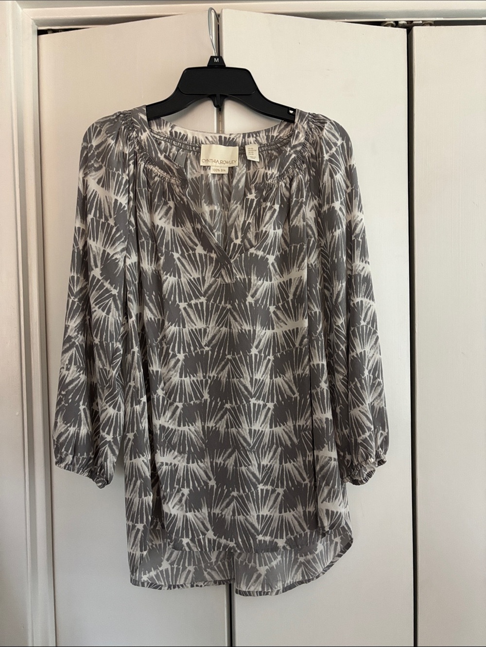 100% silk Cynthia Rowley Gray & White Geometric Peasant Tunic